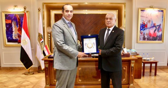 رئيس النيابة الإدارية يهدى درع الهيئة لوزير الشؤون النيابية والقانونية