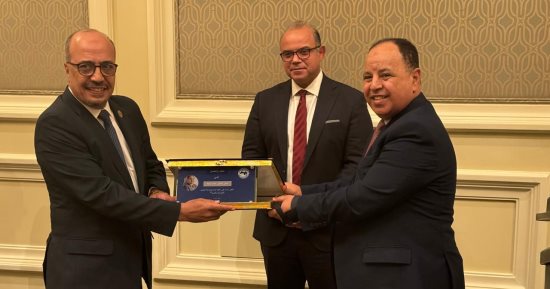 الاتحاد المصرى والعربى للتأمين والرقابة المالية يكرمون ووزير المالية السابق