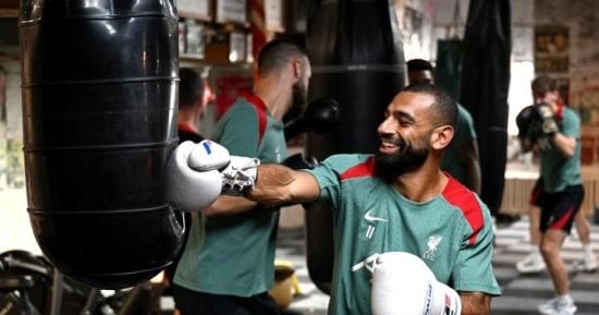 محمد صلاح يستعد لودية أرسنال بمران ملاكمة فى معسكر ليفربول.. صور