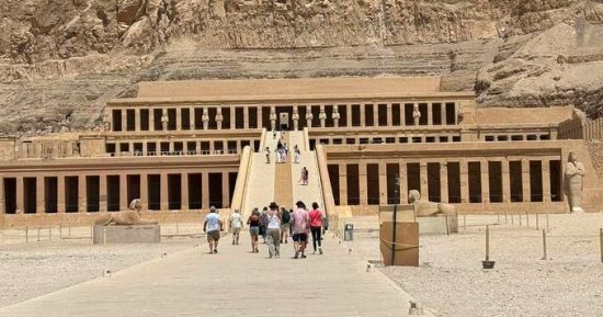 أرض الحضارة والمتعة.. سياح العالم يزورون معابد ومقابر الأقصر