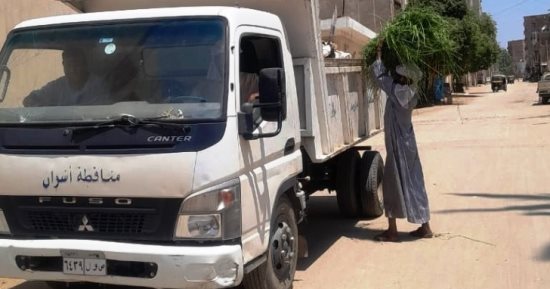 لليوم الرابع.. استمرار حملات النظافة فى أسوان ورفع 330 طن قمامة ومخلفات    