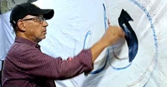 عم سيد أقدم خطاط في مصر.. عمره 70 عاما ويحترف المهنة من 50 عام