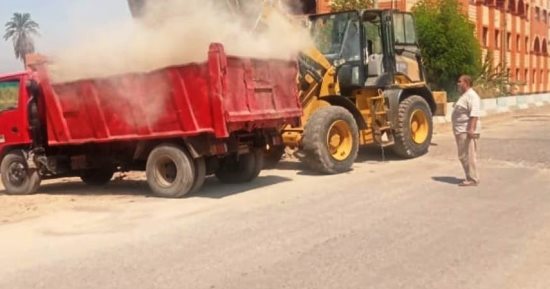 حملات مكبرة للنظافة وتمهيد وتسوية الطرق بمركز طما فى سوهاج