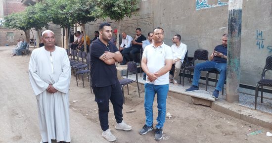 أهالى كفر القصار بالغربية ينتظرون وصول جثامين حسام شوقى وفتحى إسماعيل ومحمود كمال