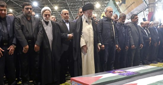 خامنئى يؤم صلاة الجنازة على هنية وانطلاق النعش وسط حشود جماهيرية.. فيديو