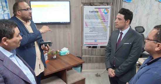 نائب محافظ سوهاج يتفقد الخط الساخن للاطمئنان على سرعة الاستجابة للشكاوى