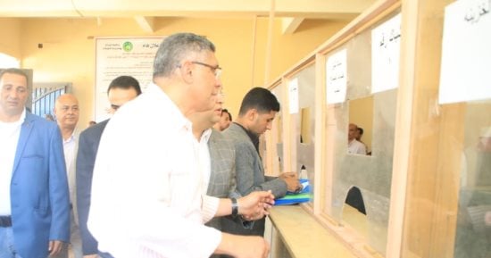 محافظ الجيزة على شباك تلقى طلبات التصالح بالمركز التكنولوجى فى العياط