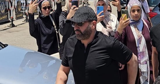 السقا وأيتن عامر  ونور النبوى يحضرون جنازة المنتج تامر فتحى