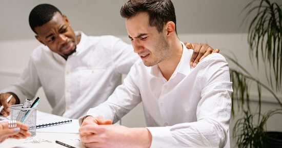 دراسة بريطانية تكشف عن 9 وظائف تتسبب فى بكاء الموظفين بحمامات العمل