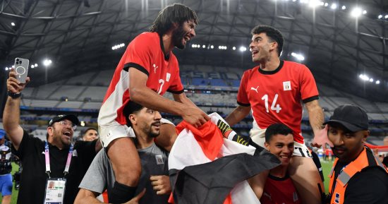 الجماهير المصرية تحتفل بالفوز التاريخى على بارجواى.. فيديو