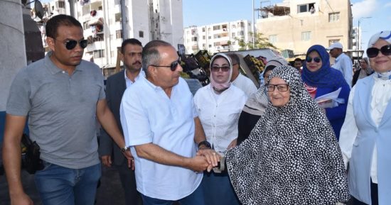 محافظ بورسعيد يلتقي المواطنين ويستمع إلى مطالبهم في حي الضواحي