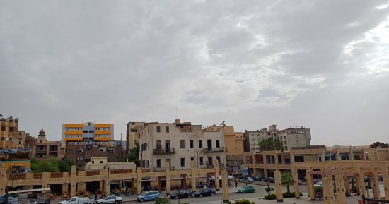 انقلاب مفاجئ فى حالة الطقس بأسوان لليوم الثانى على التوالى.. فيديو وصور