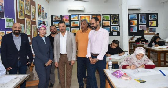 القائم بأعمال رئيس جامعة الأقصر تتفقد اختبارات القدرات بكلية الفنون الجميلة