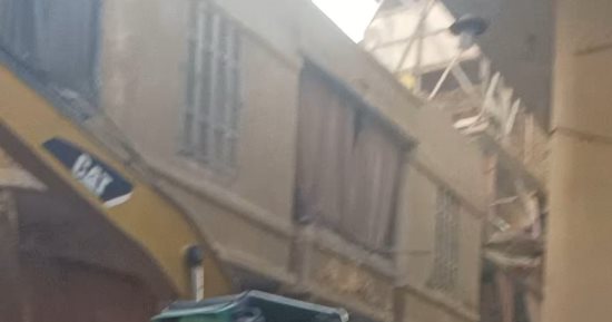 إخلاء 3 عقارات مجاورة لمنزل الساحل المنهار من السكان.. صور  