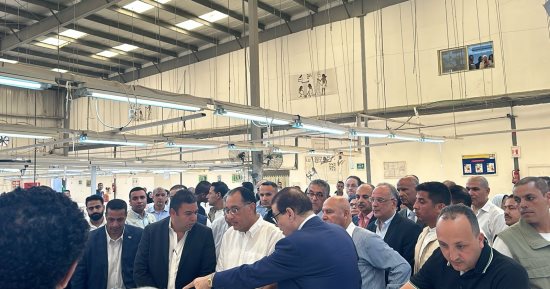 مصطفى مدبولي يتفقد مصنعا للمفروشات المنزلية خلال زيارته للإسكندرية