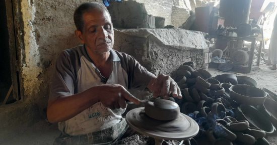 50 عاما فى الصنعة.. عم ناصر أشهر صناع الفخار فى محافظة قنا 