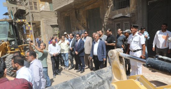 إخلاء المنازل المجاورة للمنزل المنهار بمدينة شبين الكوم فى المنوفية.. فيديو