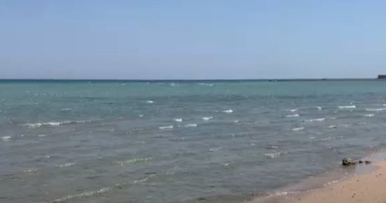 طقس مميز بالغردقة وسرعة فى الرياح والأمواج وانخفاض كبير بالحرارة.. مباشر