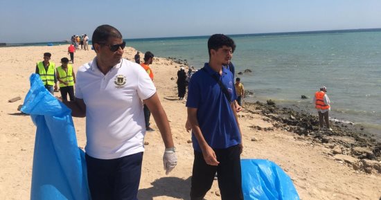 التحالف الوطنى والعامة للاستعلامات ينظمان حملة نظافة لأحد شواطئ الغردقة.. صور