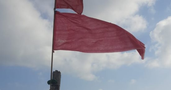 تعرف على دلالة لون الرايات المرفوعة على شواطئ الإسكندرية.. الأحمر أخطرها
