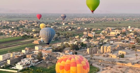 سماء الأقصر تشهد تحليق 30 رحلة بالون طائر على متنها 650 سائحا.. صور