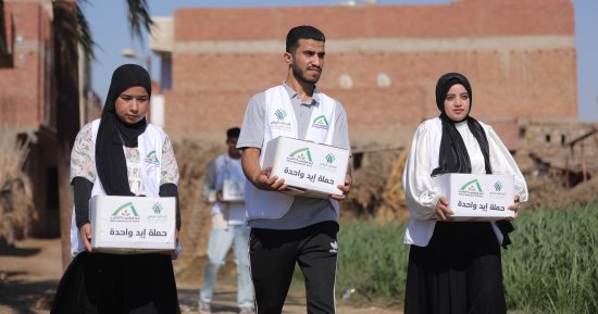 أبو هشيمة الخير توزع الآلاف من كراتين المواد الغذائية ببنى سويف ضمن حملة إيد واحدة 