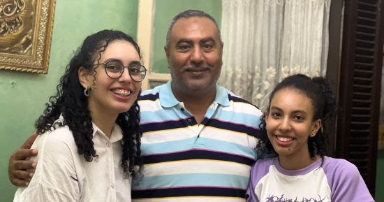 الثانوية العامة .. بث مباشر مع أسرة الطالبة "ملك" الأولى مكرر أدبى