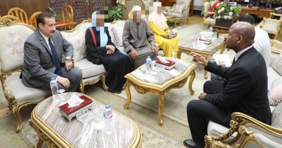 محافظ المنوفية يلتقى أسرة فتاة من مصابى الحروق ويستمع لمطالبهم