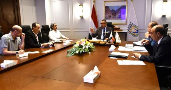 محافظ جنوب سيناء يبحث جميع الفرص الاستثمارية بمدن المحافظة