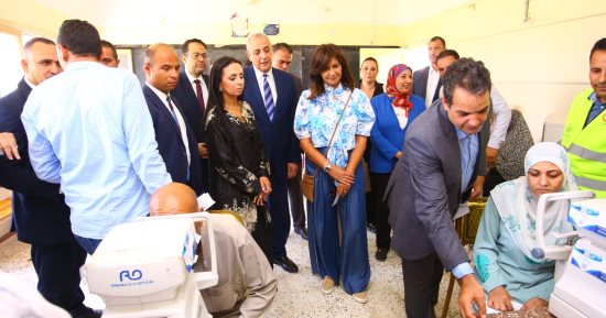 وزيرا التضامن والعمل ومحافظ الغربية ورئيس الأمانة الفنية للتحالف الوطنى يتفقدون القافلة الطبية