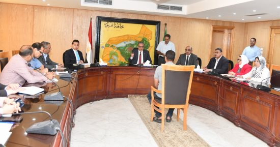 محافظ الفيوم يوجّه بإنهاء ترخيص عدد من الأكشاك للحالات الأولى بالرعاية