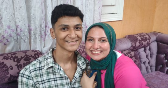 "اليوم السابع" فى منزل الأول على الجمهورية فى الثانوية العامة.. شقيقه سبقه بنفس الترتيب منذ 3 سنوات وشقيقتهما خريجة صيدلة.. ووالدهما الطبيب: فرحت بنتيجة أبنائى اليوم ولدى منهج للاستثمار فى العلم.. فيديو وصور