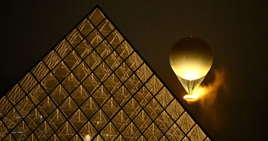 منطاد شعلة أولمبياد باريس 2024 يزين برج إيفل
