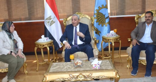 محافظ الغربية يكرم سكرتير عام المحافظة لبلوغها سن المعاش