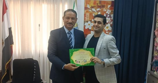 وكيل تعليم الجيزة يكرم طالب دمج حصل على 85% فى الثانوية العامة.. صور