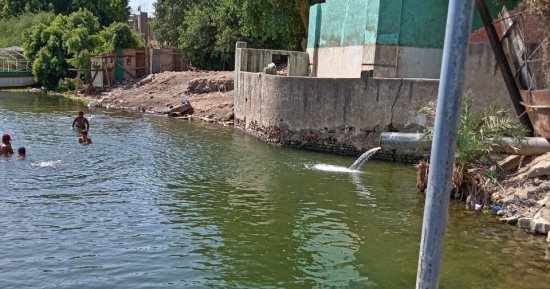 لجنة من وزارة البيئة لمعاينة مصدر المياه المنصرفة بنهر النيل عند كوبرى الوراق