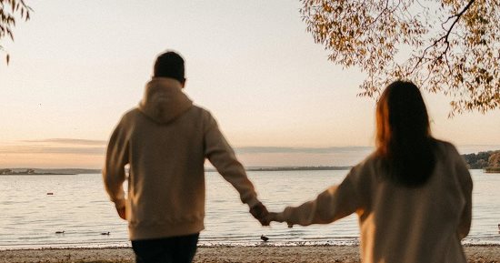 4 أبراج ممكن ترتبط بالبيست فريند.. التفاهم القوى بينهم السبب