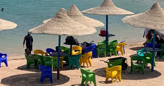 إقبال من العائلات على شواطئ الغردقة هروبا من ارتفاع درجة الحرارة.. فيديو