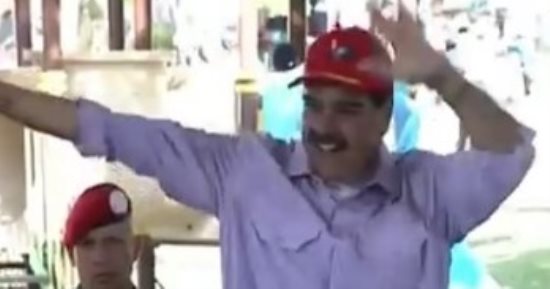 رئيس فنزويلا يرقص خلال اجتماعه مع مجموعة من الشباب حول الانتخابات
