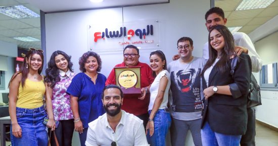اليوم السابع يكرم خالد جلال وصناع مسرحية الشهرة بعد عرضها بمهرجان العلمين.. علا الشافعي تمنح جواهرجي النجوم درع المؤسسة.. والمخرج: الليلة الأخيرة للعرض فاقت كل التوقعات وحرصنا على أن يجمع الشباب مع المحترفين