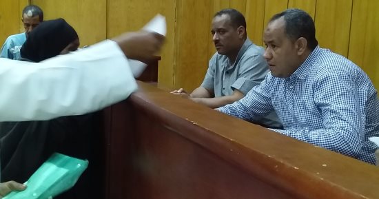 رئيس مدينة إسنا يتلقى شكاوى المواطنين حول الصرف والمرور