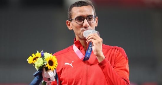 والدة أحمد الجندى: ذهبية تاريخية لابني حبيبي أسطورة الخماسي الحديث