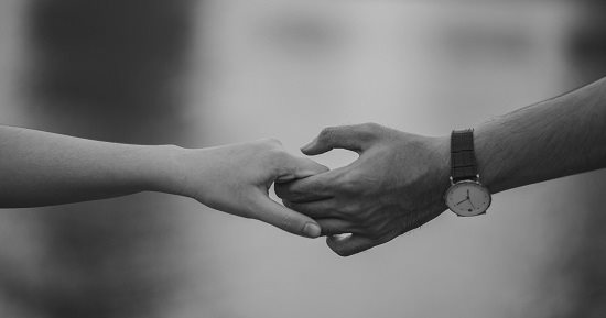 يوم الإمساك بالأيدى.. 5 فوائد لا تتوقعها عن تشابك اليدين