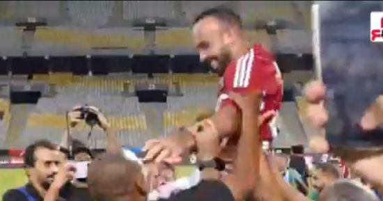احتفالات عارمة من لاعبى الأهلي والجهاز الفنى بعد التتويج بلقب الدورى.. فيديو