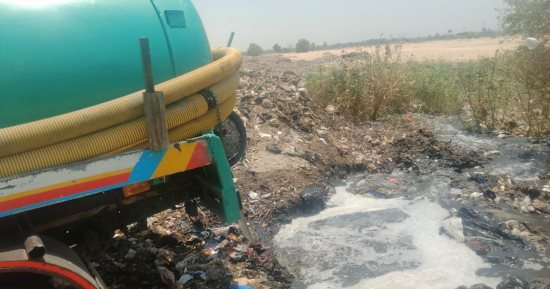 ضبط سيارتى كسح تلقيا مخلفات الصرف الصحى فى الترع بمركزى أبنوب والفتح