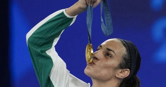 على خطى فيلم million dollar baby.. إيمان خليف من بائعة خبز إلى نجمة عالمية تخطف أضواء أولمبياد باريس.. أول أفريقية تحصد ذهبية الملاكمة.. أخضعت عاصفة التنمر.. وجمعت بين الدراسة والعمل وهزمت التحديات