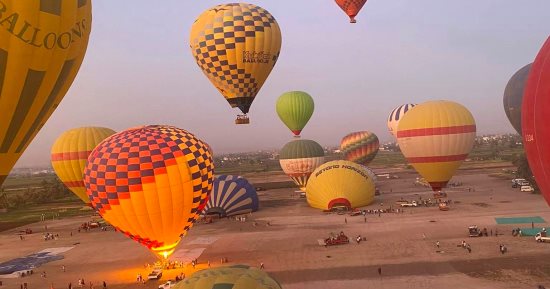 متعة السياحة بمصر.. 1150 سائحا من حول العالم يحلقون فى الأقصر - اليوم السابع