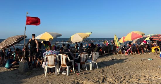 توافد المواطنين على شواطئ جمصة للاستمتاع بالبحر والطقس الرائع