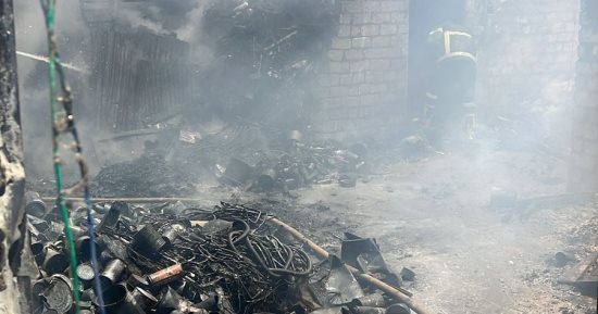 أمن الجيزة يعاين آثار حريق مخزن خردة فى منطقة كرداسة