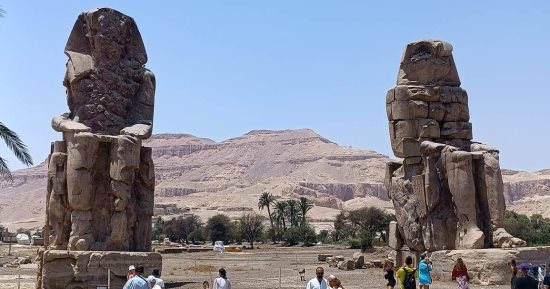 السياح في الأقصر يتحدون حرارة الطقس بجولات ومغامرات بين المعابد والمقابر الفرعونية.. أفواج من أوروبا وآسيا والأمريكتين يزورون المعابد ومقابر وادى الملوك والملكات.. رحلات بالبالون الطائر للاستمتاع بسحر الطبيعة